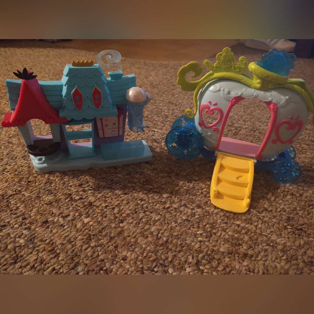 2 Disney princess play sets
